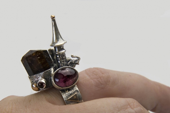 Кольцо " Замок "с кристаллом и кабошоном турмалина.